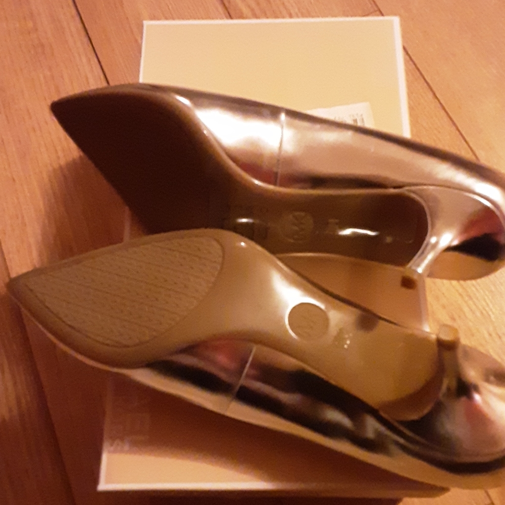 Shoe - Picture 2 of 3